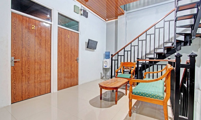 Kendal Hotel | OYO 91960 Fariza House Syariah