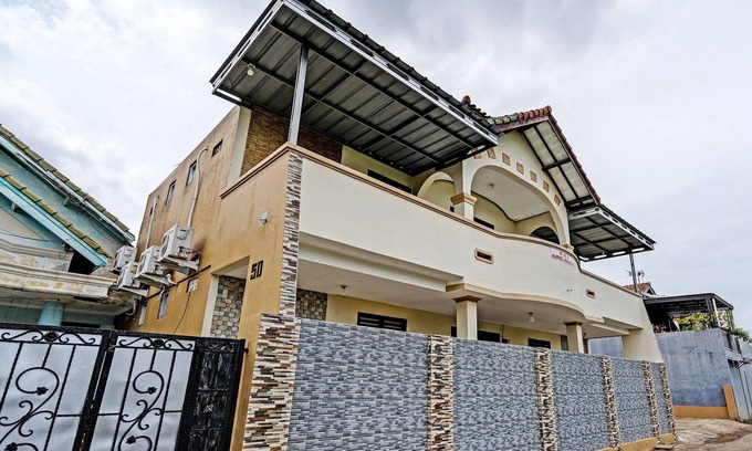West Cirebon Hotel | OYO 92062 Pondok Aurel Wahidin
