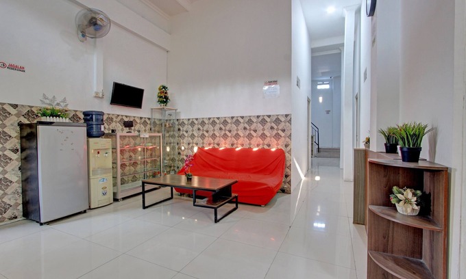 West Semarang Hotel | OYO 93095 New Puspa Residence