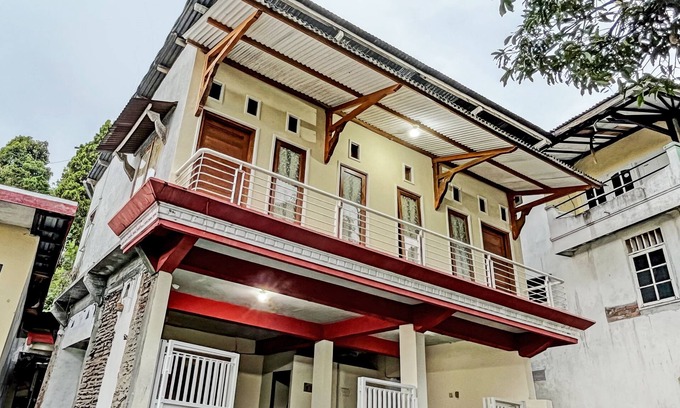 Mojokerto Hotel | OYO 93422 Villa Tirto