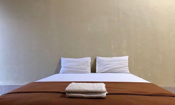 Tetebatu Hotel | OYO 93876 Athirah Kost Near Permandian Wisata Istana Mappala