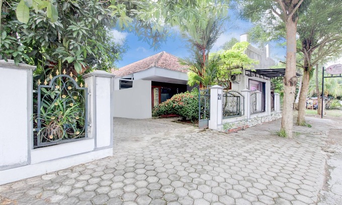 Banyumas Hotel | OYO 94672 Putri Kinasih