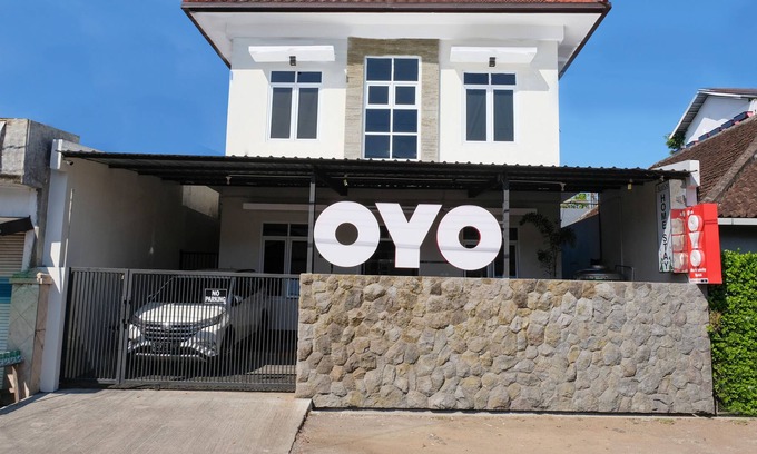 Jember Hotel | OYO 995 Alice's Homestay Syariah