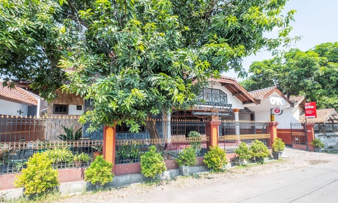 West Cirebon Hotel | OYO Collection O 1032 Rahayu Residence Syariah