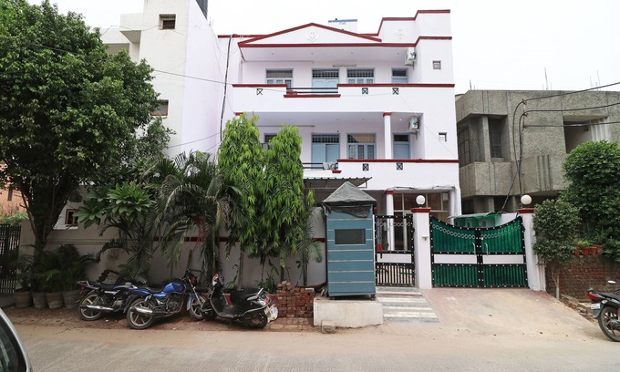 Sector 14 Hotel | OYO Flagship 14530 Sector 14 Harsh Villa