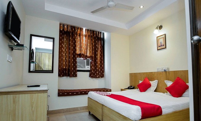Pashim Vihar Hotel | OYO Flagship 15411 pachim vihar metro station