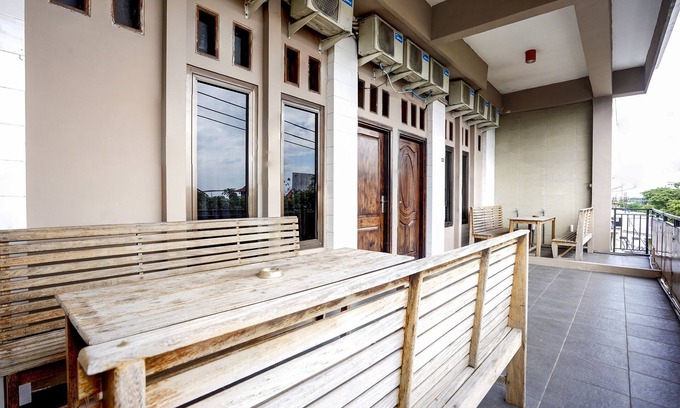Wonokromo Hotel | OYO Flagship 90890 Bratang Gede Residence