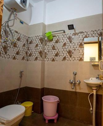 Indira Nagar Hotel | OYO Hotel Budget Inn Near Gomti Riverfront Park