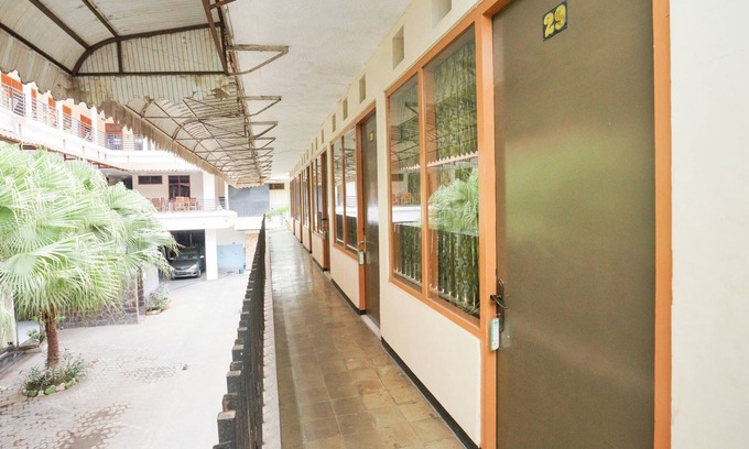Probolinggo Hotel | OYO Life 2090 Ratna Backpacker Syariah