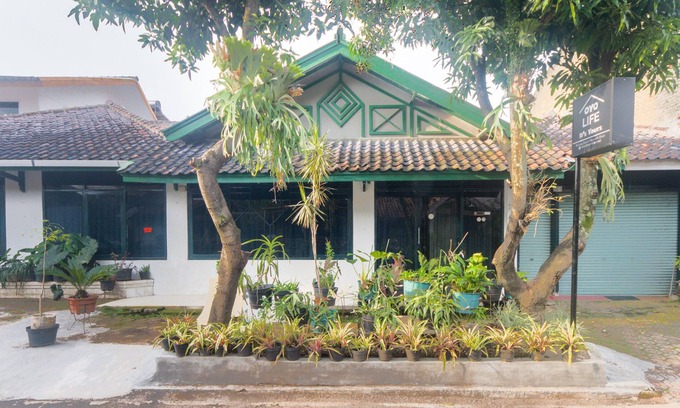 Bandung Hotel | OYO Life 3055 Rumah Enin