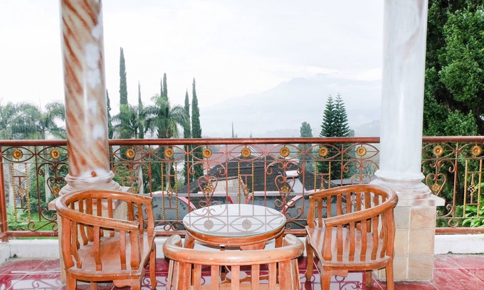 Batu Hotel | OYO Life 538 Villa Handayani Syariah