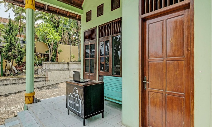 West Semarang Hotel | OYO Life 91682 Homestay Sriti