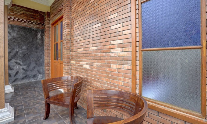 Surabaya Hotel | OYO Life 92030 Ef Palm Guest House Family