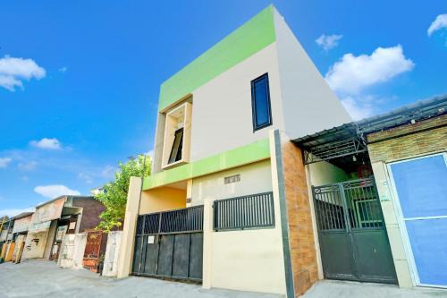 Sedati Hotel | OYO Life 93290 Homestay Betro Syariah