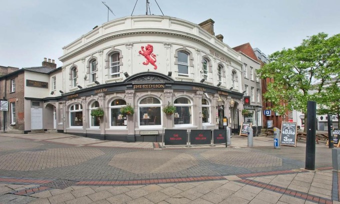 Luton Hotel | OYO The Red Lion Hotel