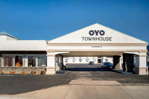 Dodge City Hotel | OYO Townhouse Dodge City KS