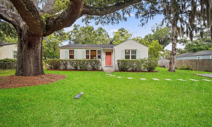 Pigeon Point House | "Oystercatcher" Great location in Pigeon Point. Walk/bike to historic downtown