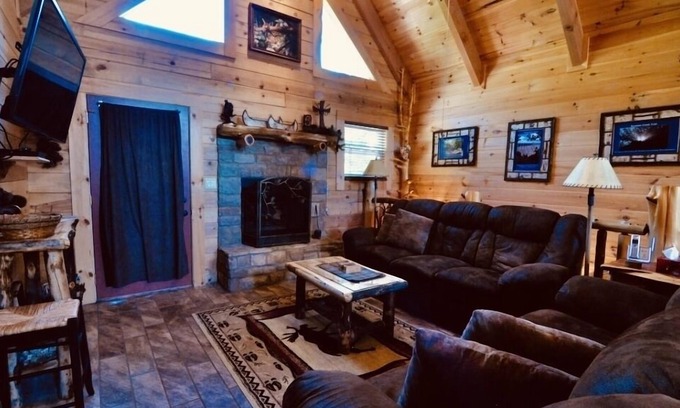 Branson Cedars Cabin | Ozark Legends Lodge- Lg Game Rm, Private Hot tub; 1 Mile to Thunder Ridge