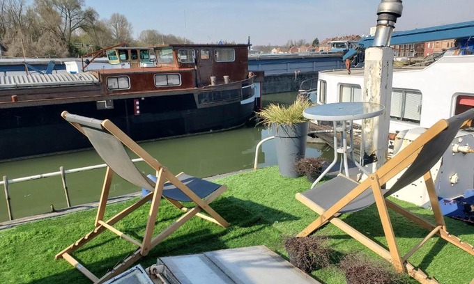 Douai Boat Rental | Péniche "Louise Michel" séjournez dans l'appartement du capitaine, offrez vous une expérience inoubliable au fil de l'eau