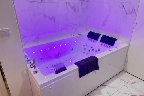 Les Pavillons-sous-Bois Apartment | P21 5 Star Suite - Exceptional Jacuzzy relaxation and absolute relaxation
