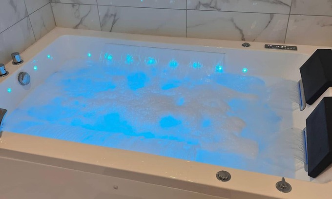 Les Pavillons-sous-Bois Apartment | P21 jacuzzi Suite 5 Etoiles d'exception