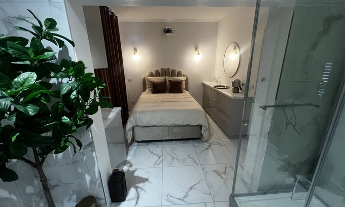 Les Pavillons-sous-Bois Apartment | P23 Suite 5 Etoiles - Hammam d'exception, relaxation et détente absolu