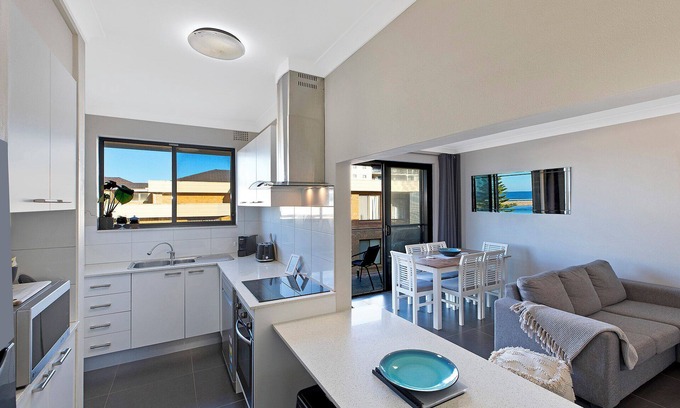 The Entrance Apartment | Pacific Court 10
