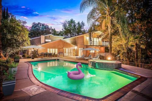 Calabasas House | Pacific Dreams at Woodland Hills - 8 BR with Pool & Hot Tub