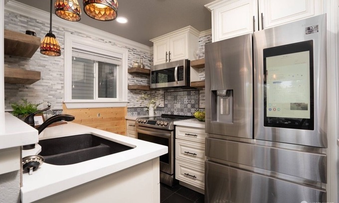 West End Condo | Pacific NW Heaven: Modern, remodeled 3BR/2Bath Pool/Spa/Fitness, & Views!