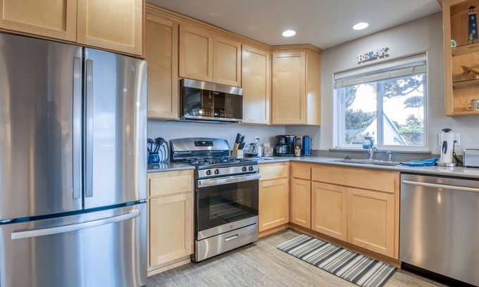 Lincoln City House | Pacific Peeks A - Block to the Beach - Pet Friendly - EV - Newly Updated
