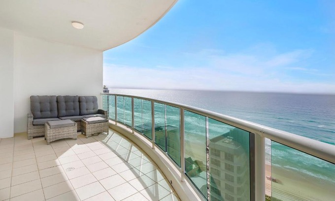 Main Beach Apartment | Pacific Views Resort