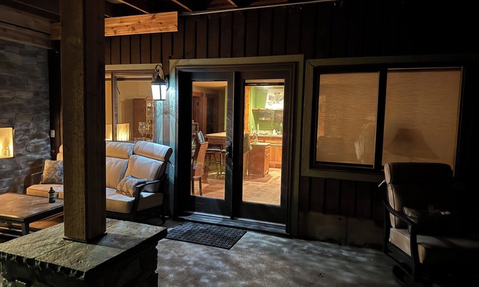 Rollingbay Cabin | Pacific Willow lodge - 3 br, 2ba, big den small kitchenette with a private entry