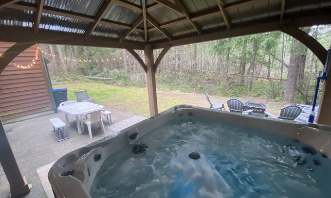 Packwood Cabin | Packwood Adventure Lodge:private HOT TUB, game room, river access, 15 min to SKI