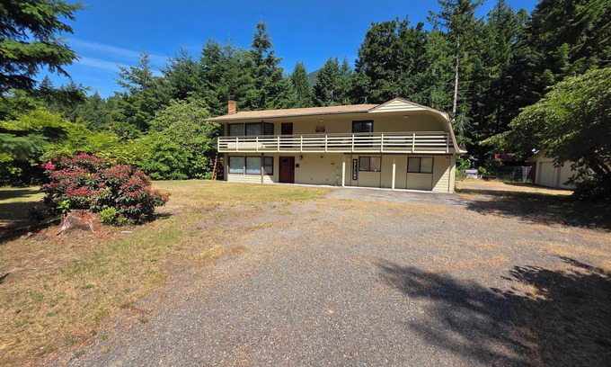 Packwood House | Packwood Big House : River view, AC, Wi-Fi, Covered Patio, Bar and Game Room!