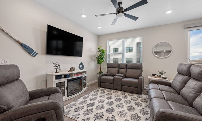 St. George Condo | Paddle Away: Desert Color Lagoon + Beaches