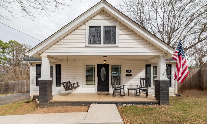 Lynchburg House | Page's Farmhouse- Walking distance to Downtown