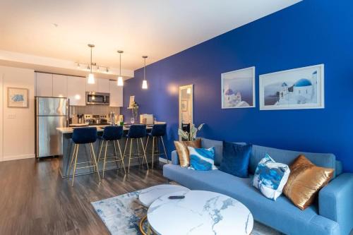 New Tacoma Apartment | Paid Garage Parking- King Bed-balcony Wd 55" Tv