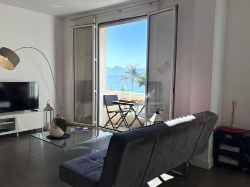 Cannes City Centre Apartment | " Palais Miramar La Suite Rouge " Vue Mer -Croisette Emplacement Unique - 20M Plage - WIFI - Clim