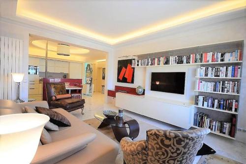 Cannes City Centre Apartment | Palais Miramar Suite Art Modern - Derniere étages Vue Mer - 75m de confort - En Face des Plages -WIFI - Clim