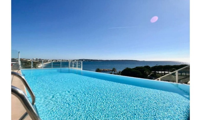 Golfe Juan Apartment | Palais Napoléon Seafront Luxury flat Golfe Juan