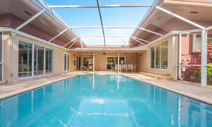 Hollywood Hills House | Palatial 4 Bedrm Home-Heated Pool-Near Memorial