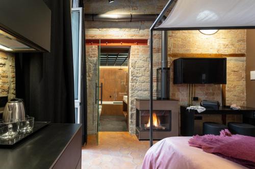 Naples City Centre House | Palazzo Residenza Madre by Dimorra