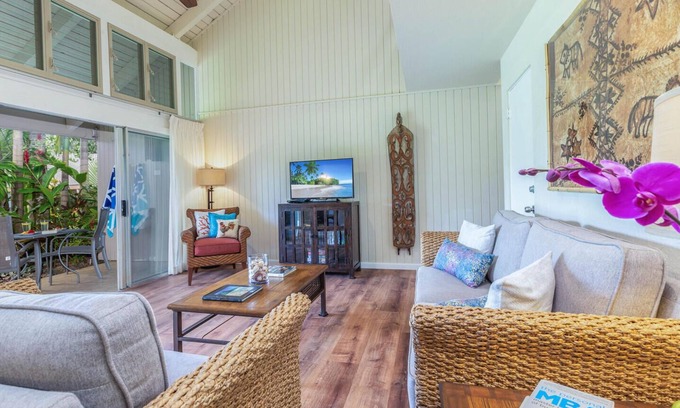 Princeville Condo | Pali Ke Kua 12, Upgraded Hawaiiana Princeville Condo with A/C