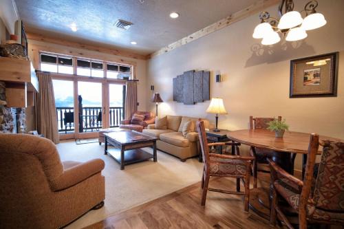 Victor House | Palisades Lodge Suite 307