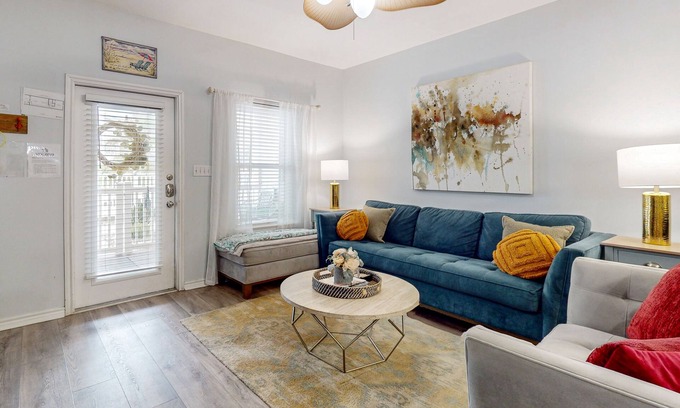 Corpus Christi House | Palm Bay townhouse close to the beach with patio & pool - dog-friendly