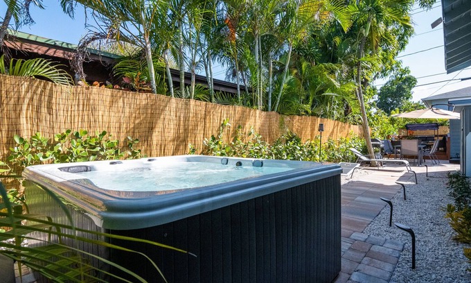 Southwest Cottage | Palm Beach Charm - Hot Tub, Bikes & More! Completely Renovated!