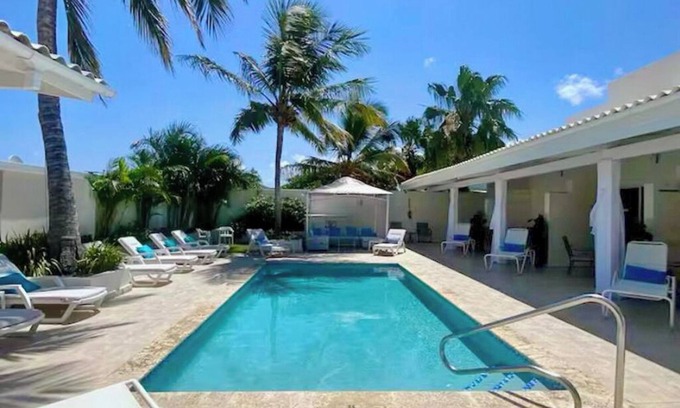 Noord Villa | Palm Beach King Bed Suite 5 mins Walk to the a beach