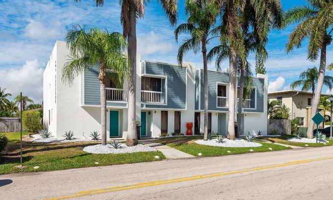 Palm Beach Shores House | Palm Beach Shores Townhouse Azul
