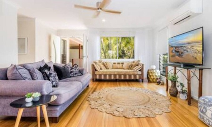 Agnes Water House | Palm Breeze Hideaway - 3 BR - 1 Min to Shops