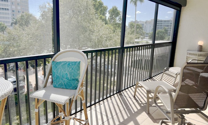 North Naples Condo | Palm Breeze - Waterfront Listing! - Naples